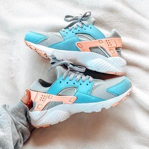 NIKE HUARACHES